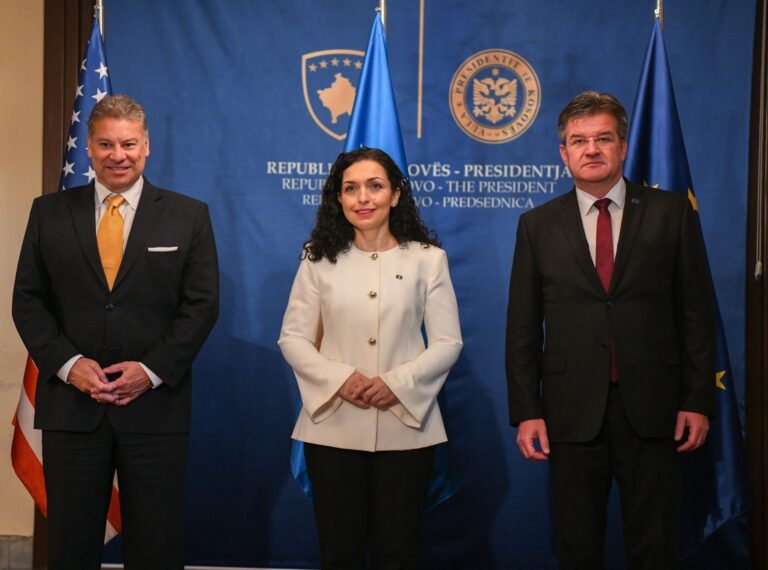 Presidentja Osmani priti në takim të përfaqësuesin special të ShBA-ve, Gabriel Escobar dhe atë të BE-së, Miroslav Lajčák  
