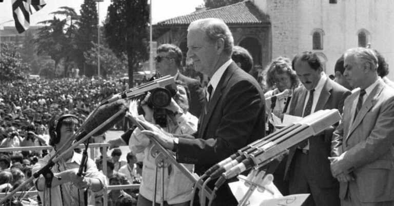 Xhejms Bejkeri në Shqipëri: Ju jeni me ne, ne jemi me ju – Shqiptarët i shfaqën miqësi të madhe Amerikës – raportonte gazeta e vetme shqipe e Kosovës e 23 Qershor 1991