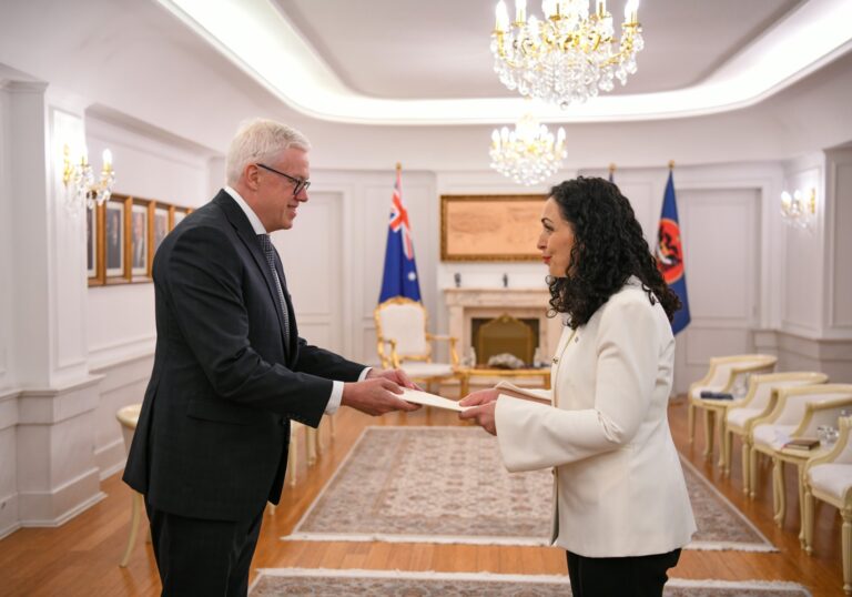 Presidentja Vjosa Osmani pranoi letrat kredenciale nga ambasadori i ri i Australisë, Richard Rodgers 