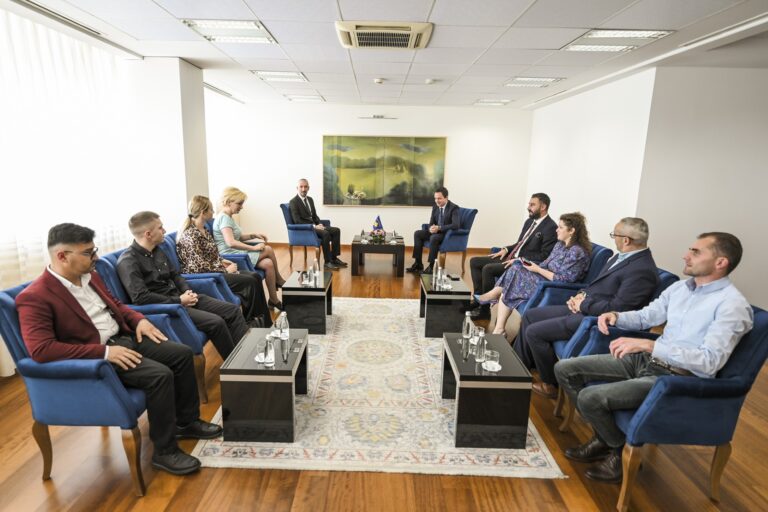 Kryeministri Kurti takoi Kryetarin e Komunës së Mitrovicës së Veriut, Erden Atiq dhe nënkryetaren e Komunës, Katarina Ađančić
