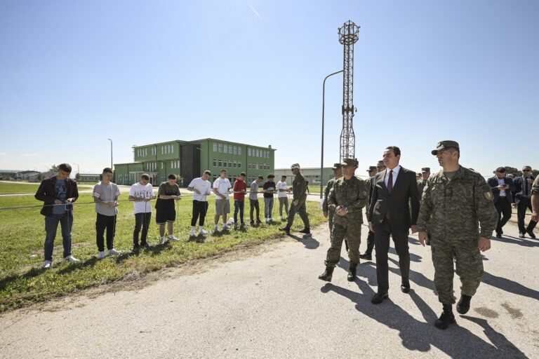 Kryeministri Kurti vizitoi kazermën “Europianët e rinj” në Pomazatin dhe atë “Minatori” në Mitrovicë