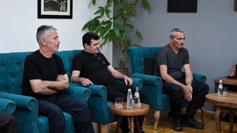 Cili do të jetë çmimi i lirimit të tre policëve?!