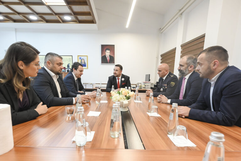 Kryeministri Kurti mori pjesë në ceremoninë e organizuar për shënimin e 80- vjetorit të lindjes të Prof. Ukshin Hotit