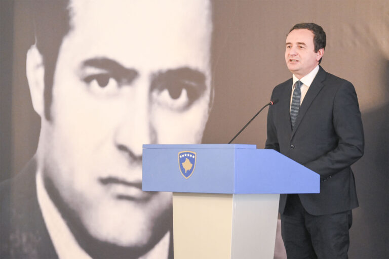 Në përkujdesjen e Kryeministrit Kurti, Zyra e Kryeministrit, organizoi ceremoni për 80-vjetorin e lindjes së Prof.Ukshin Hotit