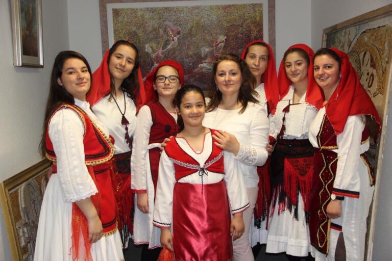 Në  të gjitha komunat e Gjenevës, përfundimi i vitit shkollor shënohet me ceremoni të shumta kulturore  dhe artistike