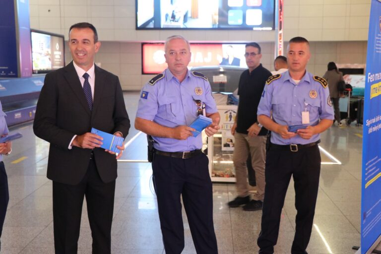 MPB bashkëbisedoi me mërgimtarët në Aeroportin e Prishtinës: “Adem Jashari” për fushatën “Festo me Zemër, jo me armë”