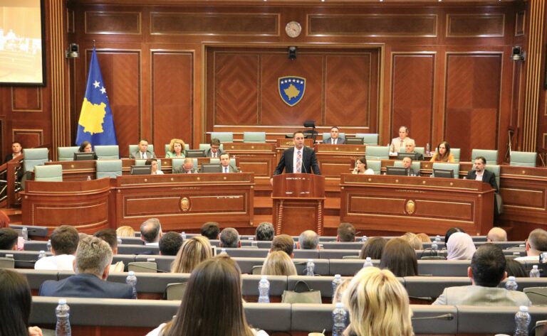 Seanca plenare e Kuvendit të Kosovës dhe thirrjet e Glauk Konjufcës për qetësi dhe shmangie të tensioneve