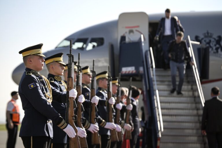 Kryeministri Kurti priti me nderime shtetërore Kryeministrin Rutte dhe Kryeministrin Bettel