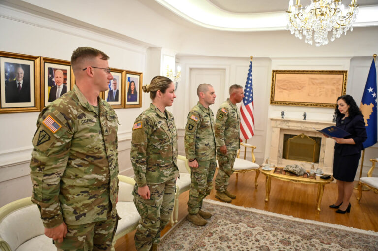 Presidentja Osmani dekoroi me Medaljen Presidenciale Ushtarake udhëheqësit ushtarakë amerikanë në KFOR 