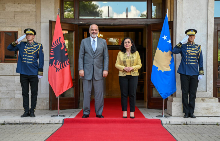 Presidentja Osmani priti në takim kryeministrin e Shqipërisë, Edi Rama 