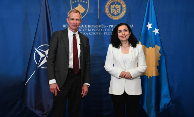 Edhe Presidentja Vjosa Osmani takoi Ndihmës Sekretarin e Përgjithshëm në NATO-s për operacione, Thomas Goffus 