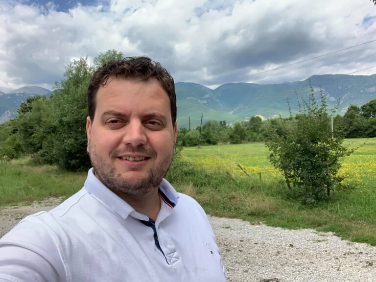 Passhija e hidhur e këmbimit të mendimeve…, përmbledhur në një mëdyshje