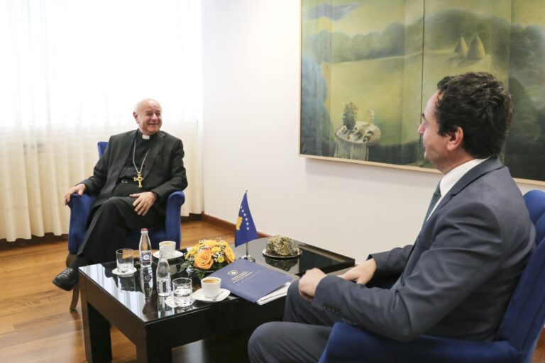 Kryeministri Kurti priti në takim Presidentin e Akademisë Papnore për Jetë, imzot Vincenzo Paglia
