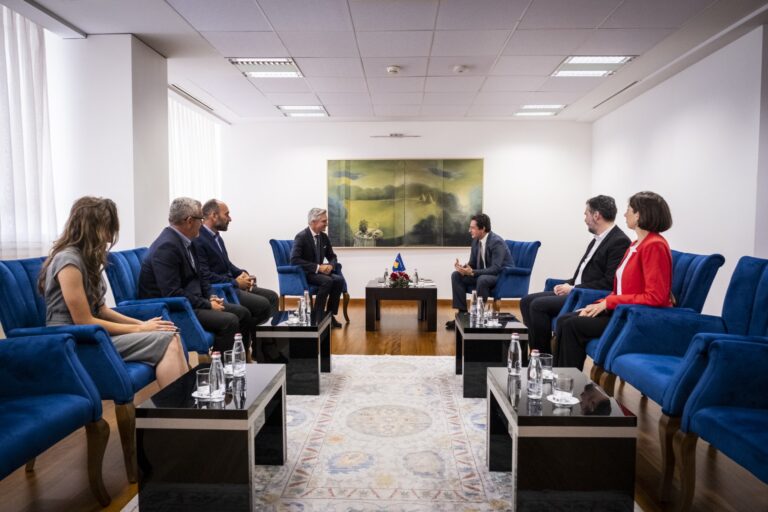 Kryeministri Kurti takoi ekipin udhëheqës të gërmimeve në lokalitetin arkeologjik “Ulpiana”