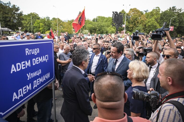Albin Kurti viziton Komunën e Çairit në Shkup të Maqedonisë së Veriut, merr pjesë në ceremoninë e emërtimit të rrugës “Adem Demaçi”