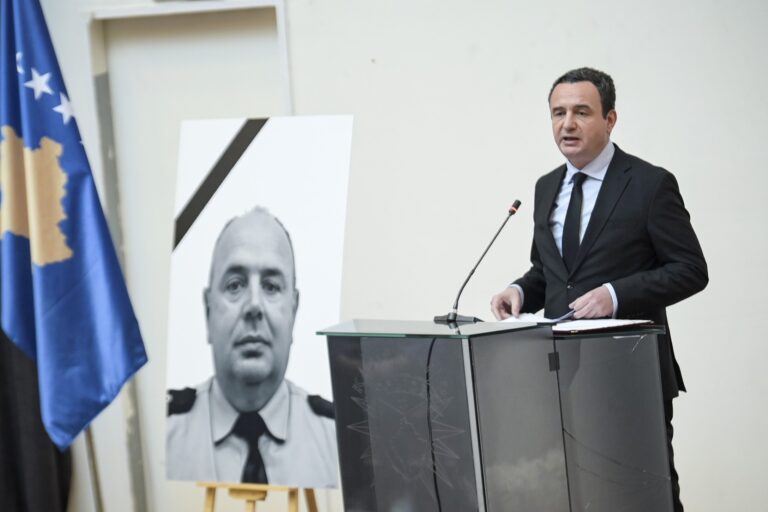 Kryeministri Kurti mori pjesë në mbledhjen komemorative të organizuar në nderim të Heroit të Republikës së Kosovës, Afrim Bunjaku