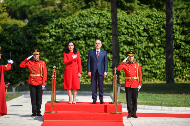 Presidentja e Kosovës Vjosa Osmani u prit në takim nga Presidenti i Shqipërisë, Bajram Begaj 