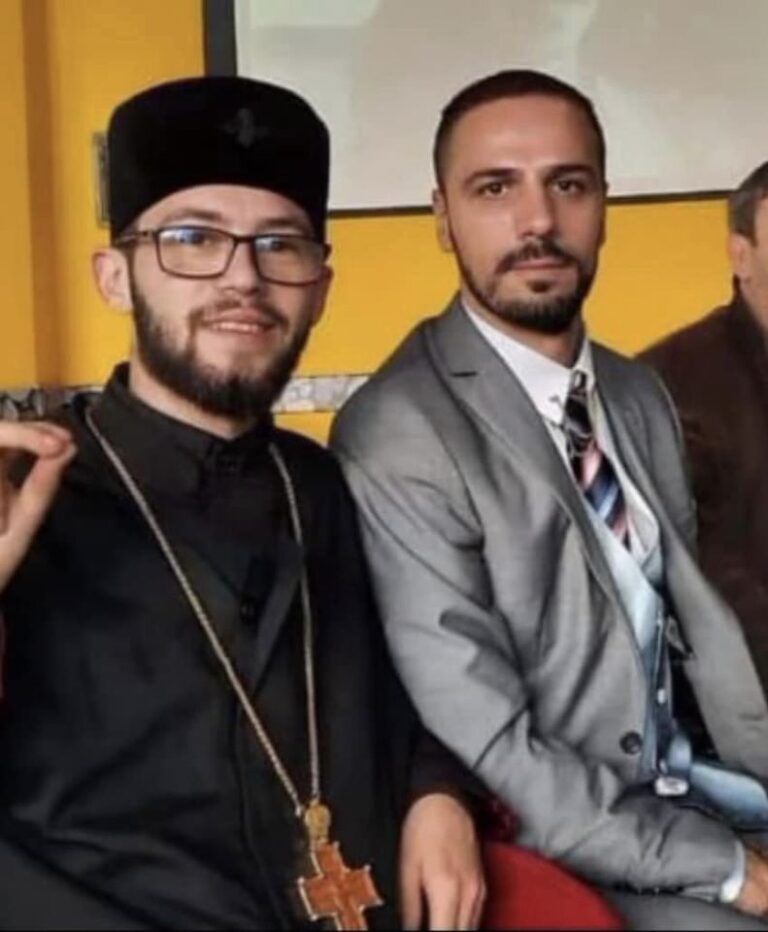 Mitrovicasi që kërcënonte me sulm terrorist shihet në shumë foto me priftin shqiptar Nikolla Xhufka