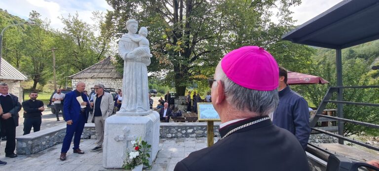 Në Shalë inaugurohet Memoriali kushtuar Martirëve të Kishës Katolike me origjinë nga Dukagjini