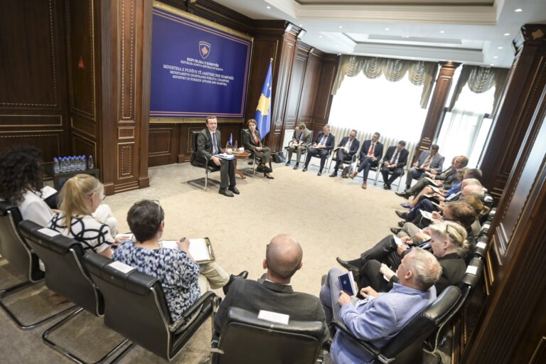 Kryeministri Kurti dhe Ministrja Gërvalla takuan Ambasadorët dhe diplomatët e akredituar në Kosovë