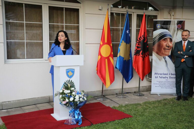 Vjosa Osmani në përurimin e bustit të Nënë Terezës në hapësirën e Ambasadës së Republikës së Kosovës në Shkup