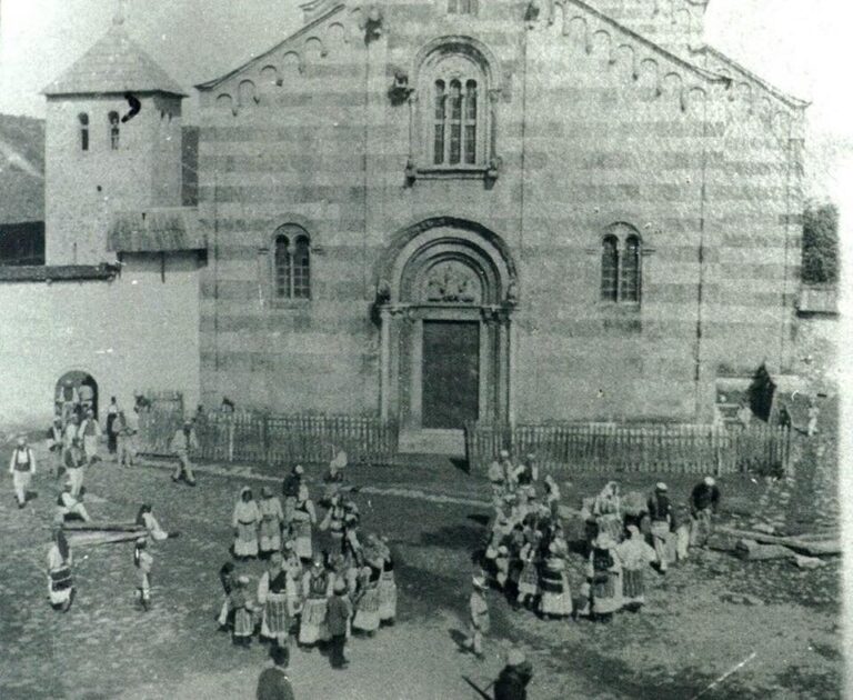 Lidhja e Historianëve të Kosovës “Ali Hadri”, dega në Deçan, lutuni shqip në Manastirin e Deçanit!  