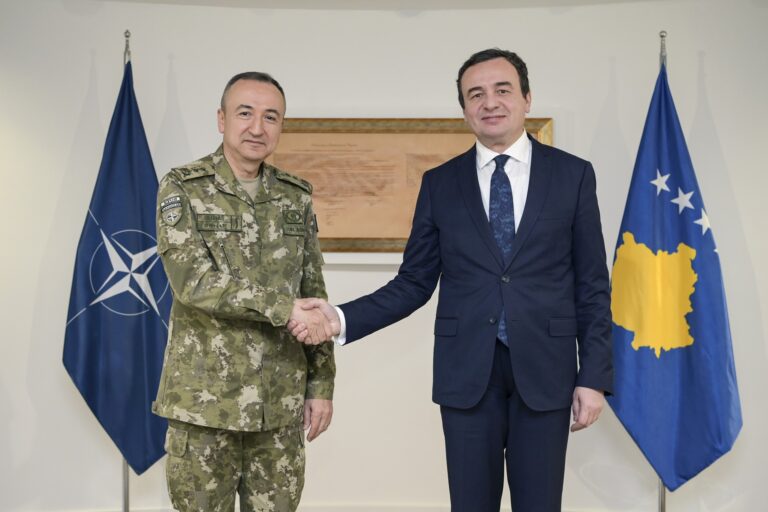 Kryeministri Kurti priti në takim komandantin e KFOR-it, Gjeneral Ozkan Ultutas