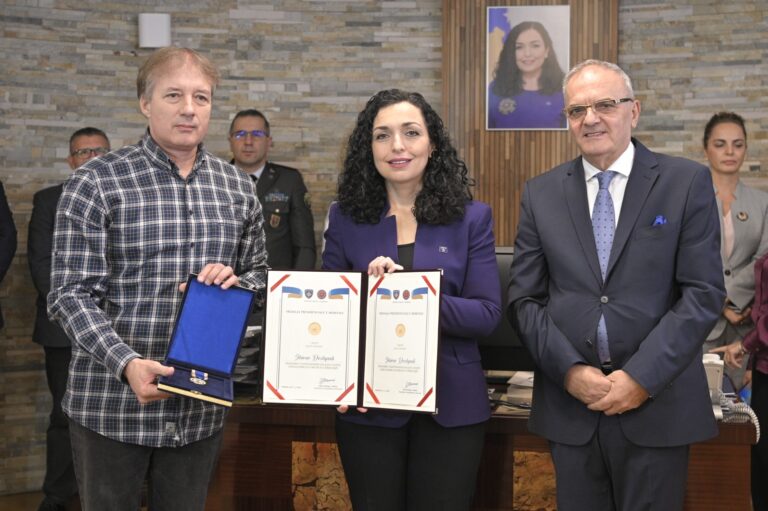 Presidentja Osmani dekoroi post mortem me Medaljen Presidenciale të Meritave, Milan Shuflajn, Vinçenc Gjinin dhe Shime Deshpalin 