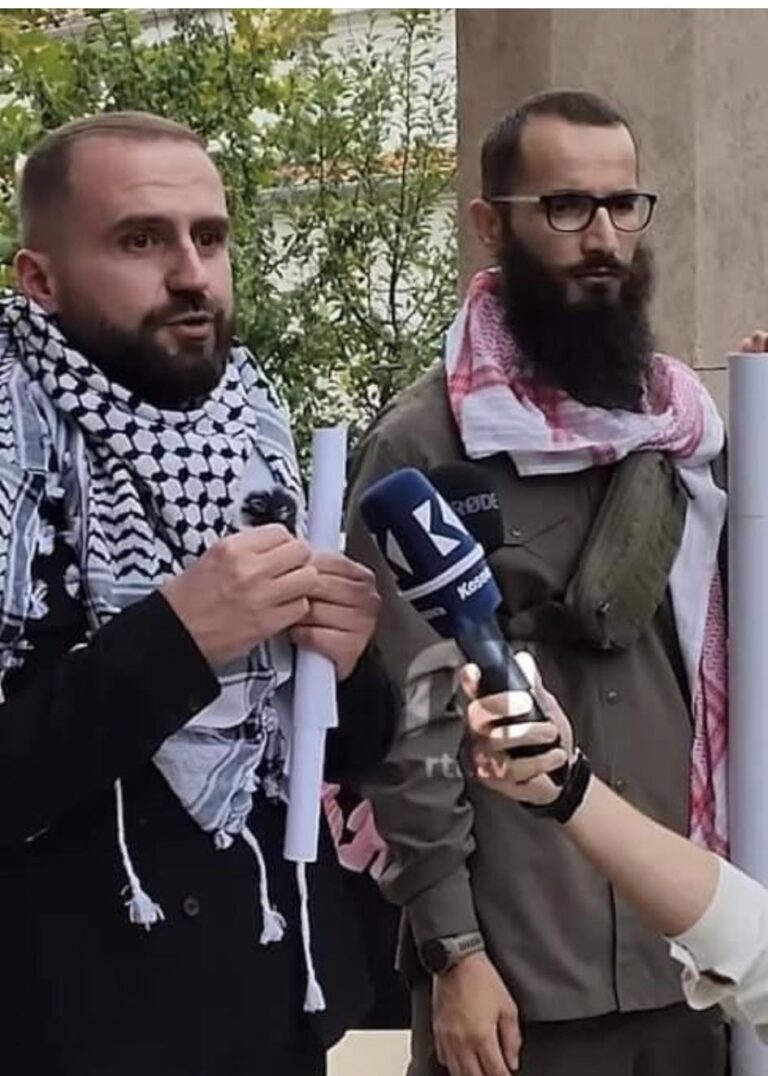 Pas afro 200 vitesh, intelektualët e Deçanit e hudhin islamizmin në koshin e plehrave