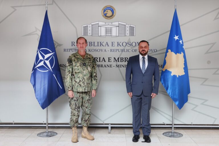 Ministri Maqedonci dhe Gjeneral Jashari pritën në takim komandantin e Komandës së Forcave të Përbashkëta Aleate të NATO-s, Admiralin Stuart B. Munsch