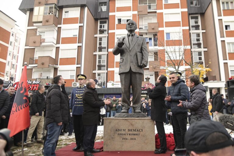 Adem Demaçit, iu ngrit përmendorja në qendrën e Llapit, prehu i qetë hero i madh i kombit se jetove përnjëmend
