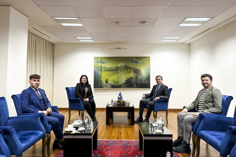 Kryeministri Kurti takoi Amina Nurajn, aktiviste e çështjes kombëtare shqiptare në Sanxhak