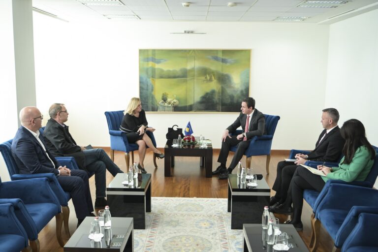 Kryeministri Kurti priti në takim deputeten shqiptare në Kuvendin e Kroacisë, Ermina Lekaj-Përlaskaj