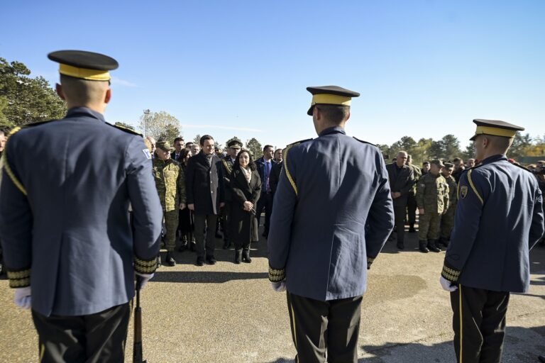 Kryeministri Kurti në Ditën e Forcës: Përkujtojmë ata që sakrifikuan e me optimizëm ecim drejt së ardhmes kur e dimë se sa të sigurt jemi me ushtrinë tonë 