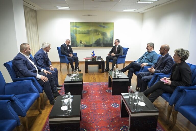 Kryeministri Kurti priti në takim liderët politikë të Luginës së Preshevës, në krye me Shaip Kamberin