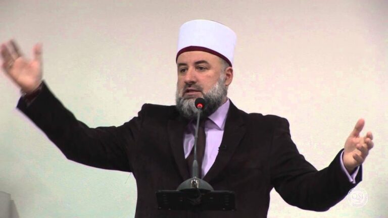 Fadil Musliu, imam i xhamisë “Mati 1” të Prishtinës, i mëson fëmijët që vijnë “vullnetarisht” aty, që mos ta festojnë Vitin e Ri!