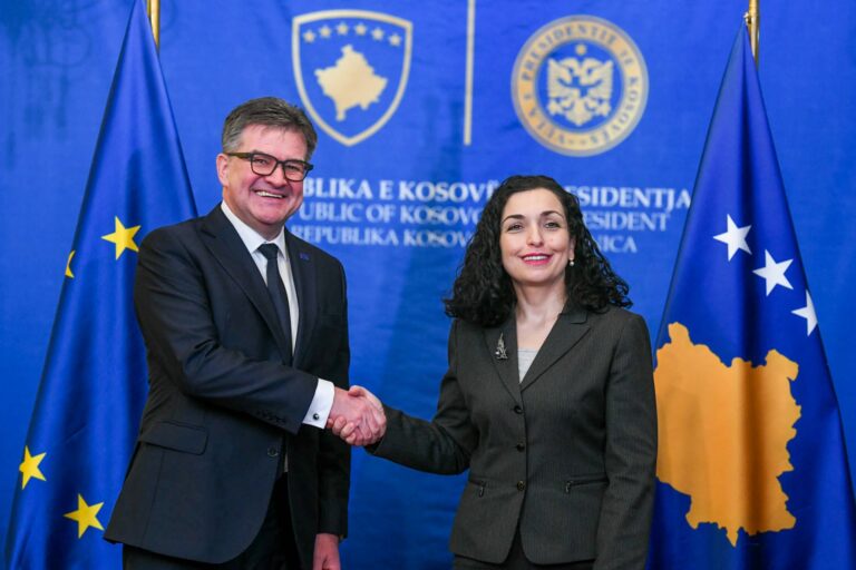 Presidentja Vjosa Osmani priti në takim përfaqësuesin Special të BE-së, Miroslav Lajčák