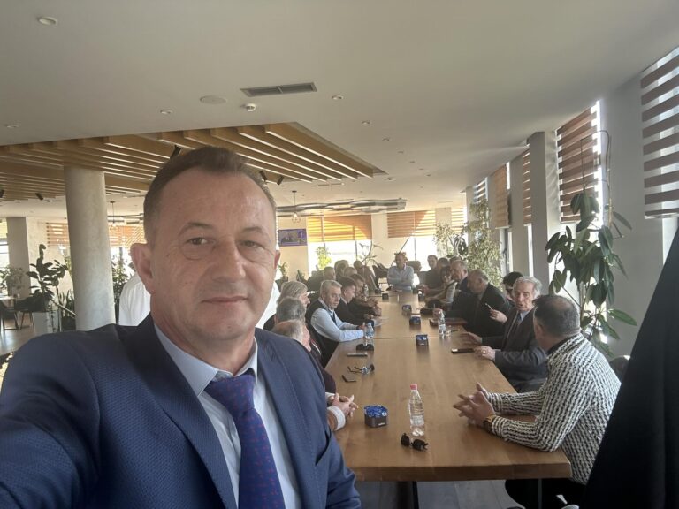 Takim i intelektualëve të shquar shqiptarë në Milot , rreth Nismës së Deçanit për ta braktisur Islamin
