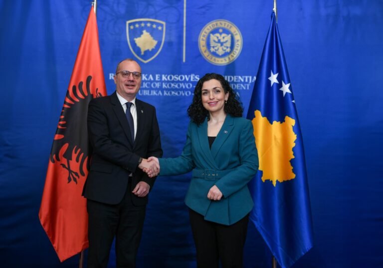 Presidentja Osmani priti në takim ministrin për Evropën dhe Punët e Jashtme të Shqipërisë, Igli Hasani