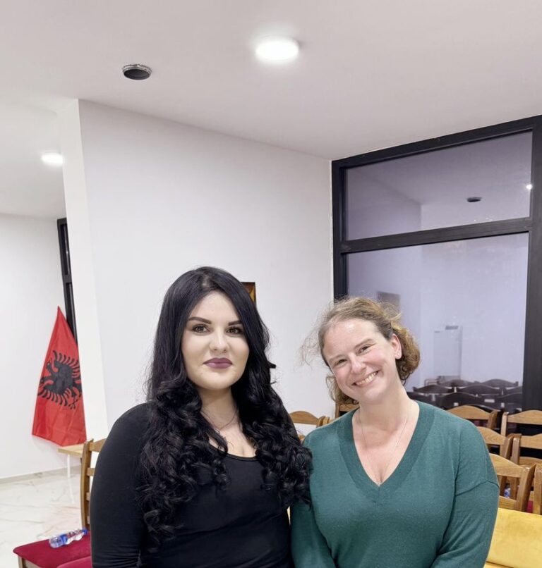 Amina Nuraj u takua me Zonjën Ruth Grosman, shefen e zyrës së OSBE në Novi Pazar