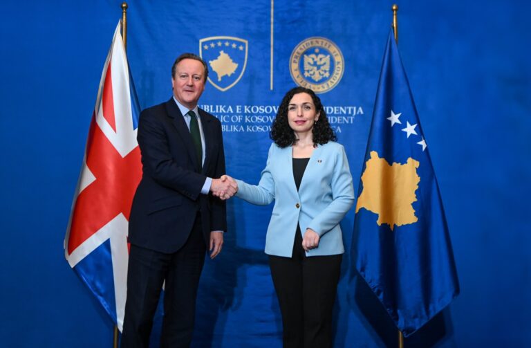 Presidentja Osmani në takim Sekretarin Cameron: Anëtarësimi i Kosovës në NATO, hap i domosdoshëm për paqen dhe stabilitetin në rajon