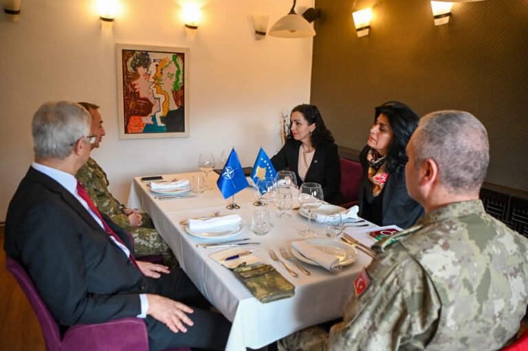 Presidentja Vjosa Osmani takoi komandantin e KFOR-it, gjeneralmajor Özkan Ulutaş
