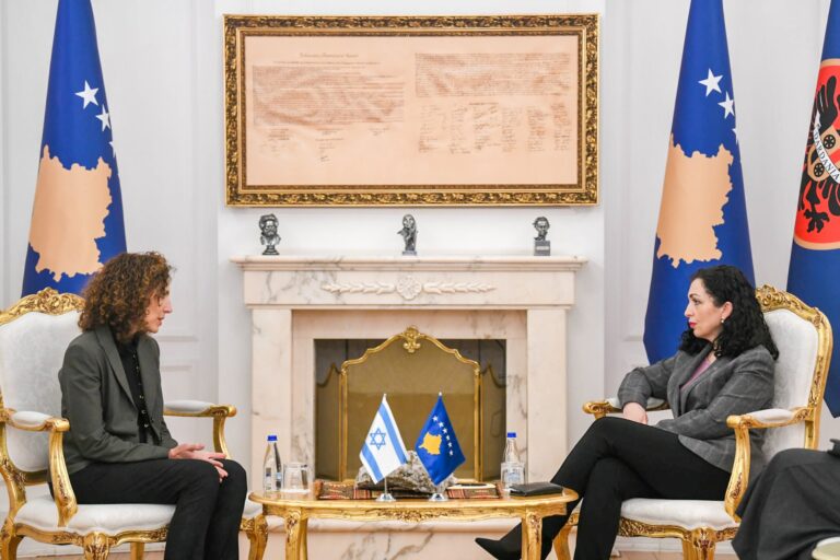 Presidentja Vjosa Osmani pas takimit me ambasadoren Ziv: Arrihet dakordimi me Izraelin për heqjen e vizave për qytetarët e Kosovës