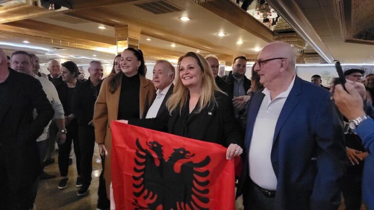 Nga dyerët e ferrit komunist në Shqipëri që kaloi familja Berisha sot mbesa e tyre u bë kryetare e Bashkisë Fairview në shtetin New Jersey