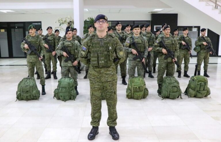 Vjosa Osmani përgëzon instruktorët e FSK-së që do të trajnojnë ushtarët ukrainasë