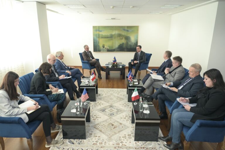 Kryeministri Kurti takoi ambasadorët e shteteve të QUINT-it dhe Shefin e Zyrës së Bashkimit Evropian në Kosovë