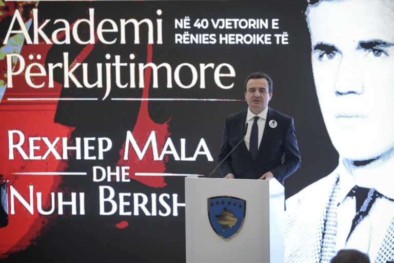 Kryeministri Kurti mori pjesë në akademinë përkujtimore me rastin e 40-vjetorit të rënies së Rexhep Malajt dhe Nuhi Berishës