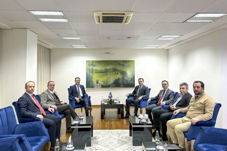 Kryeministri Kurti priti në takim krerë politikë shqiptarë nga Maqedonia e Veriut