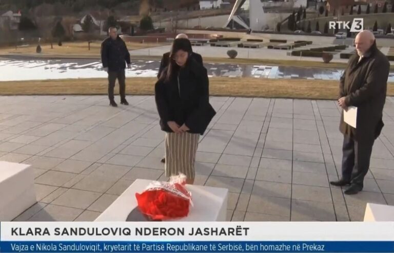 Vajza e Nikolla Sandulloviqit bën homazhe në Prekaz|Video
