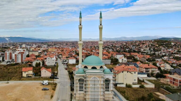 Kush feston Vitin e Ri në Kosovë, kundër të cilëve stērviten këta fëmijë në xhaminë Mati 1 të Prishtinës?